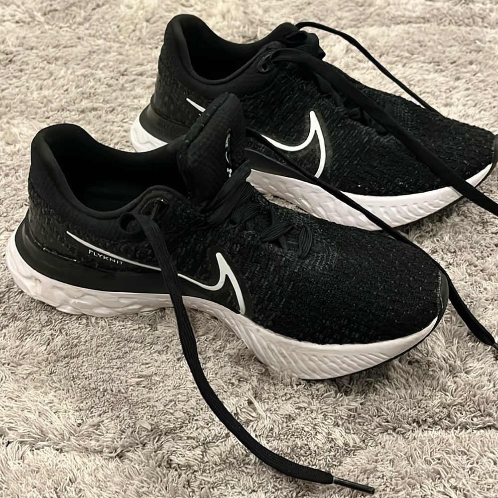 Nike Flynit running shoes